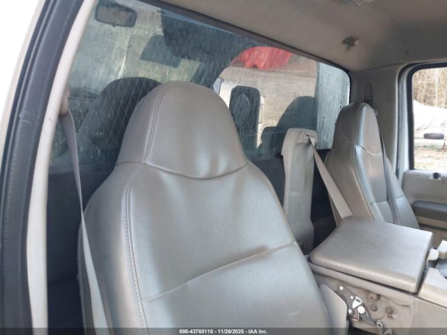 Ford F-550 Super Duty Image 13