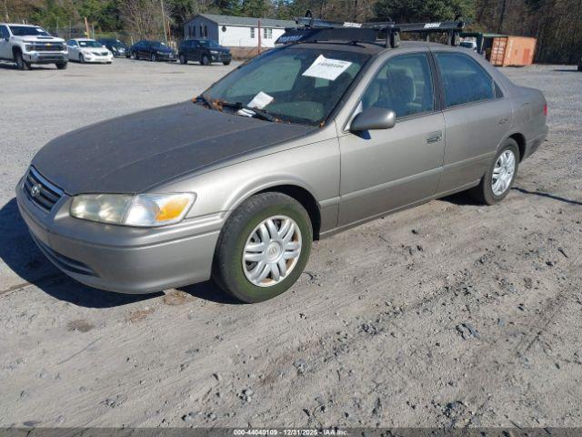 Toyota Camry Le Image 8