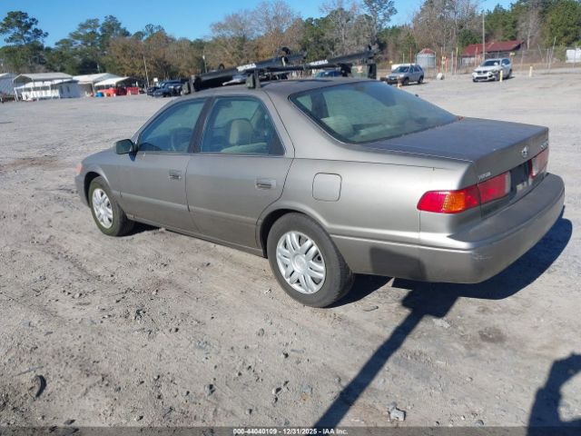 Toyota Camry Le Image 6
