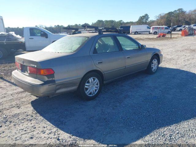 Toyota Camry Le Image 2