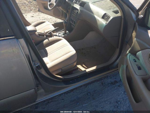 Toyota Camry Le Image 3