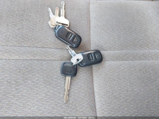 Toyota Camry Le Image 4