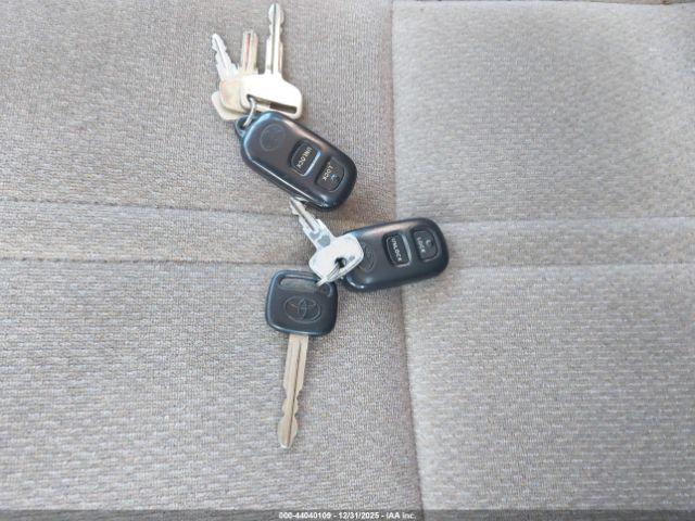 Toyota Camry Le Image 4