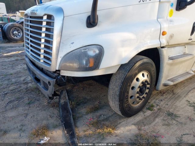 Freightliner Cascadia 125 Image 12