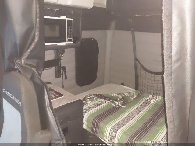 Freightliner New Cascadia 126 Image 7